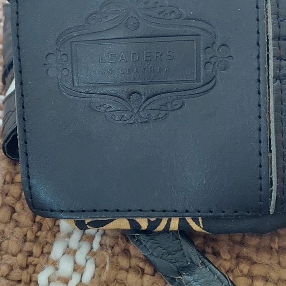 Leaders in Leather Hand Tooled Western Purse - Picture 10 of 14